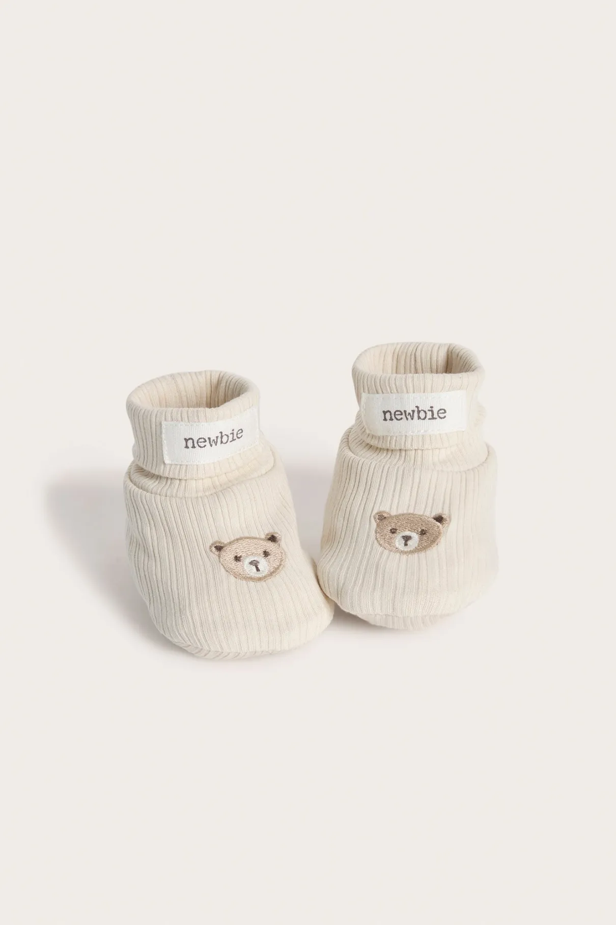 Baby beige booties with bears