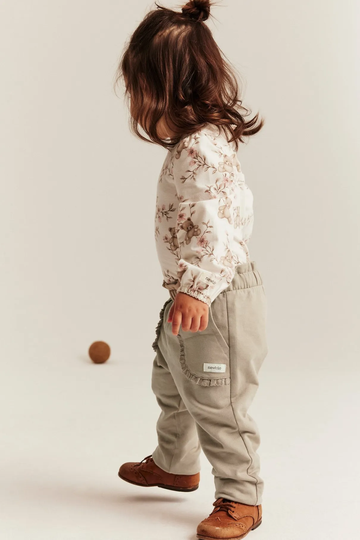 Baby beige joggers with lace details