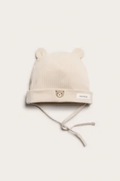 Baby beige ribbed hat with a bear