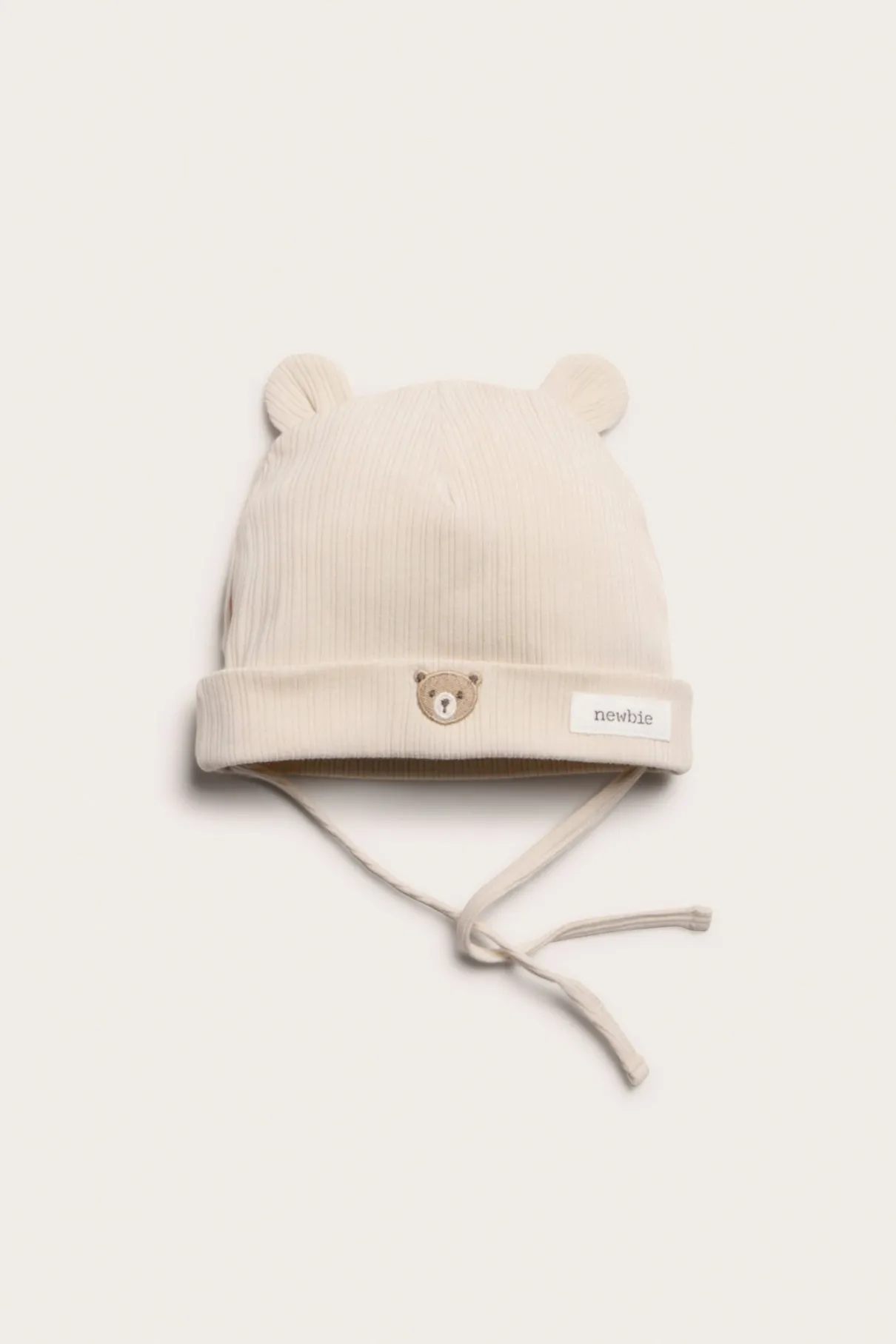 Baby beige ribbed hat with a bear