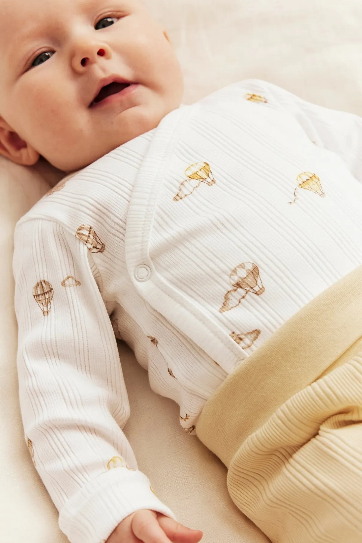 Baby bodysuit with hot air balloon motif