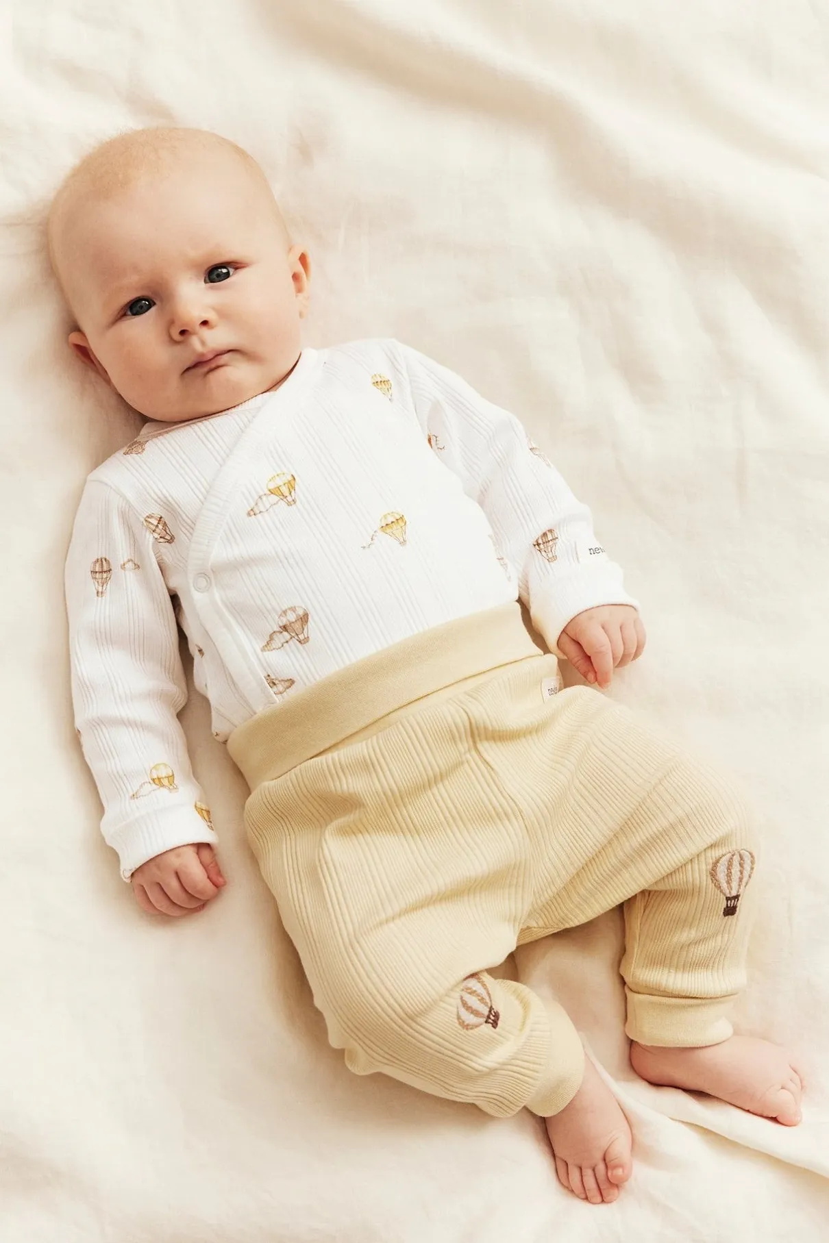 Baby bodysuit with hot air balloon motif