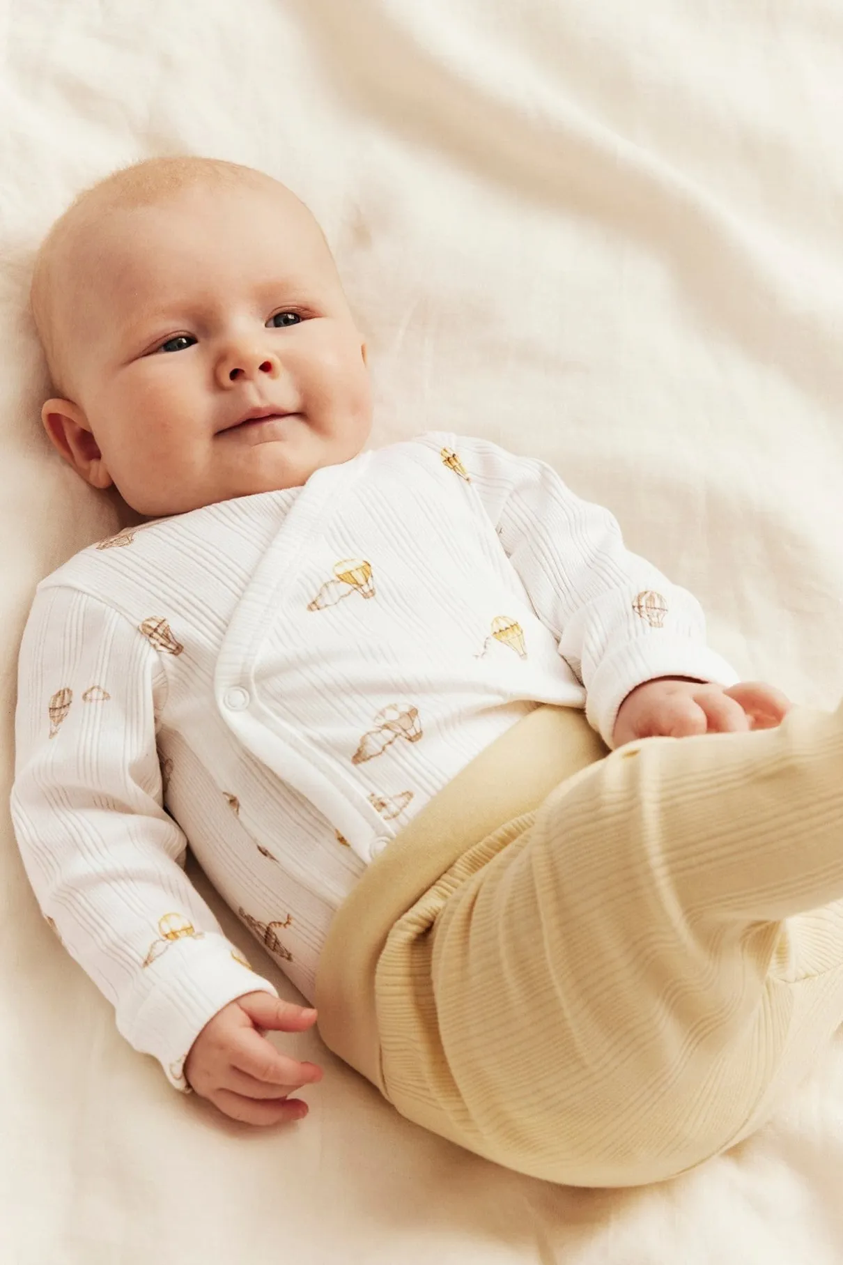 Baby bodysuit with hot air balloon motif
