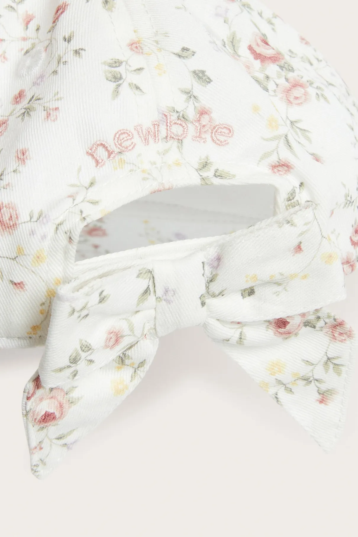 Baby & kids’ white floral cap with bow