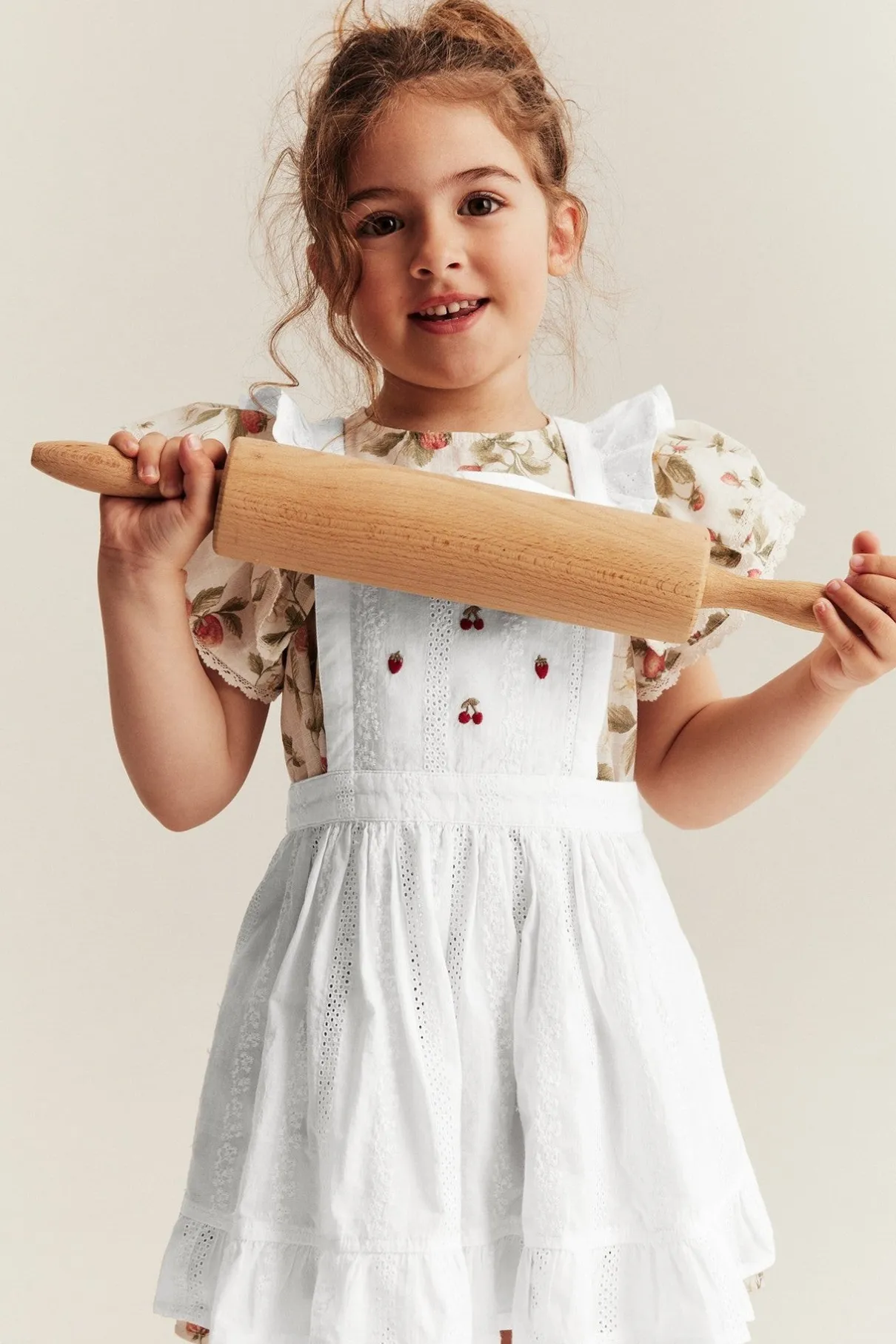 Kids´ white embroidery berry apron