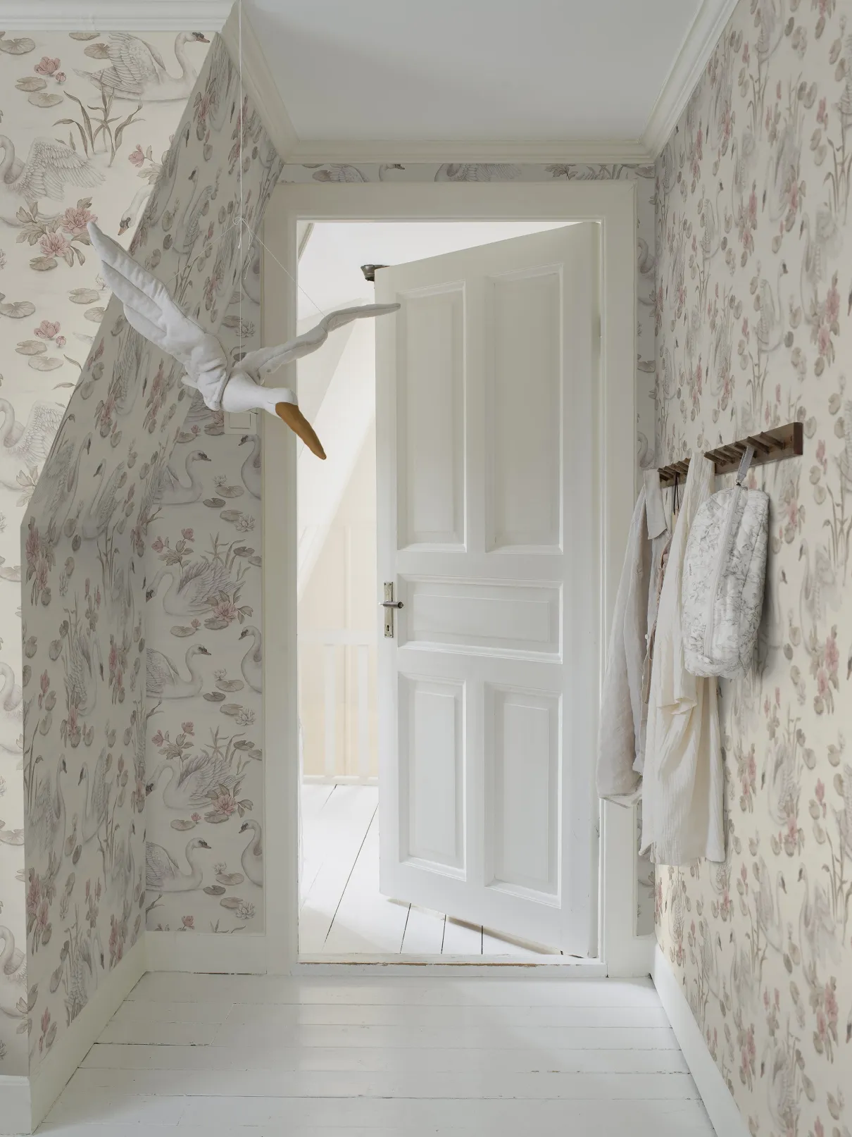 Lily swan beige wallpaper