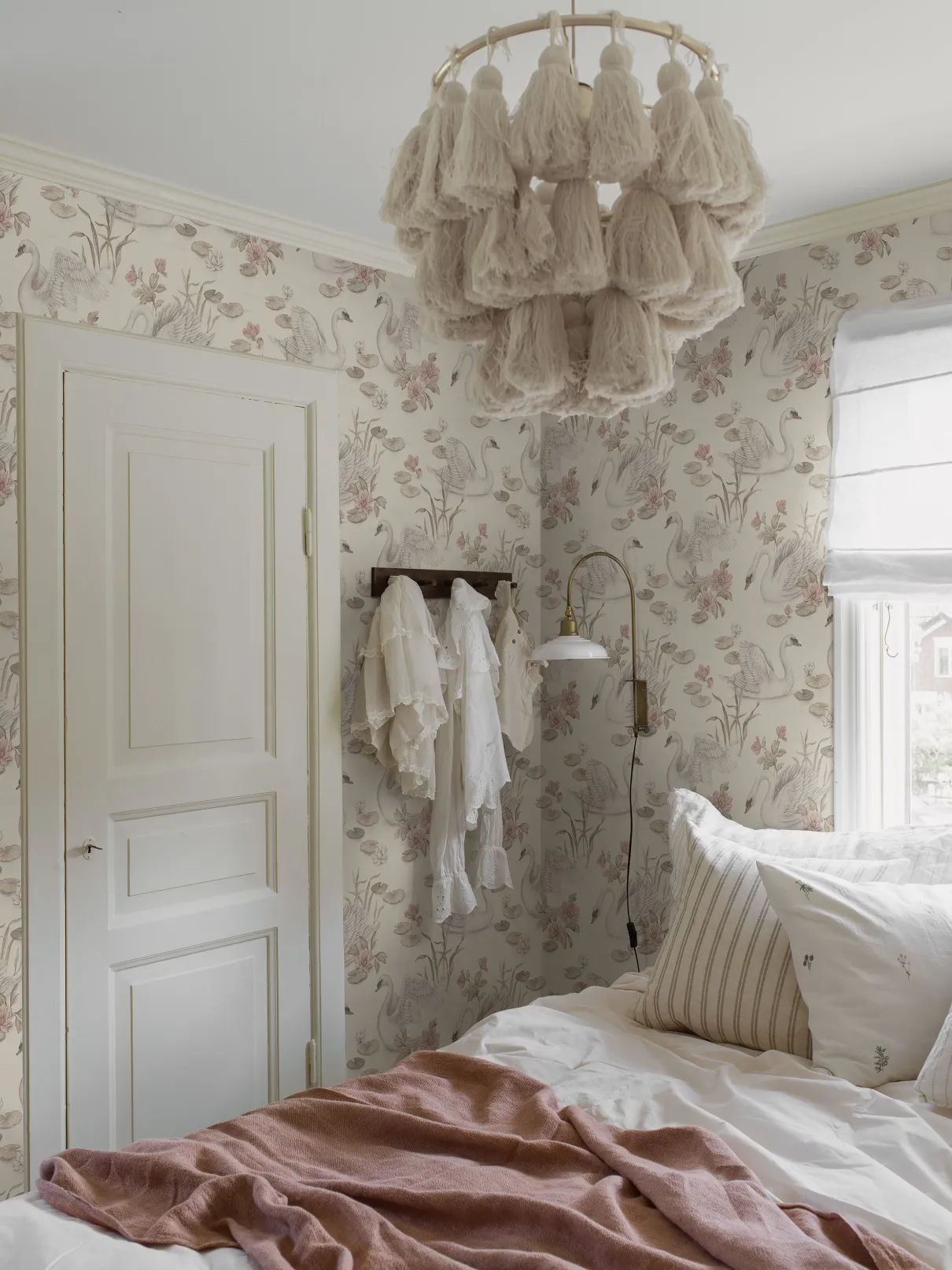 Lily swan beige wallpaper