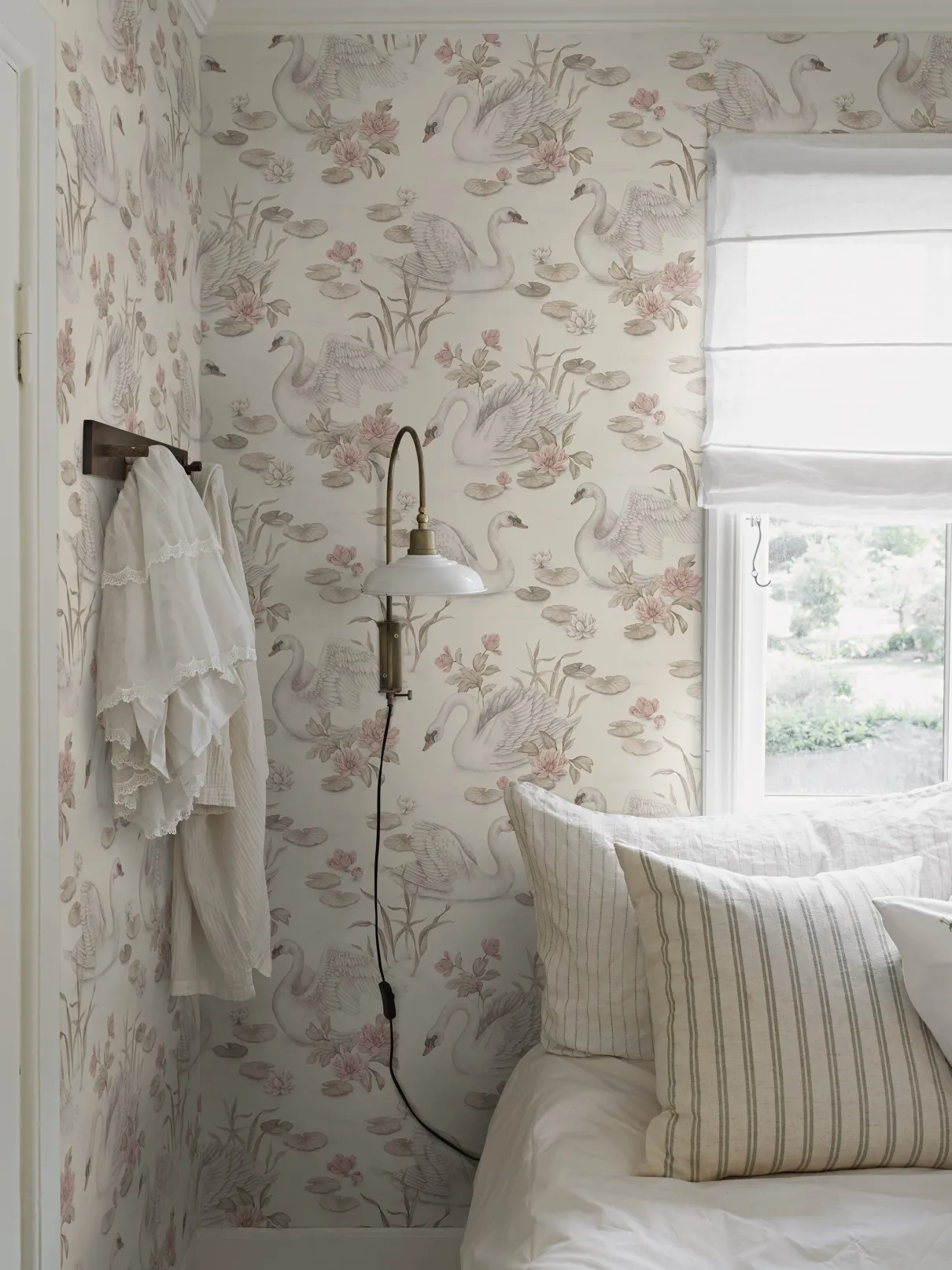 Lily swan beige wallpaper