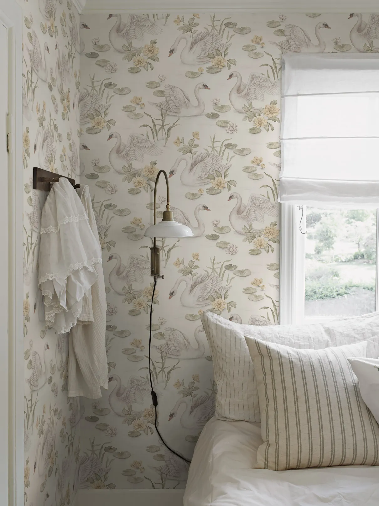 Lily swan white wallpaper