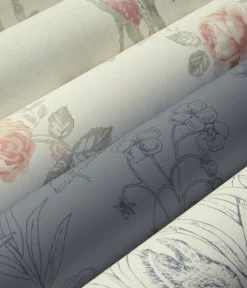 Rose Garden off-white wallpaper