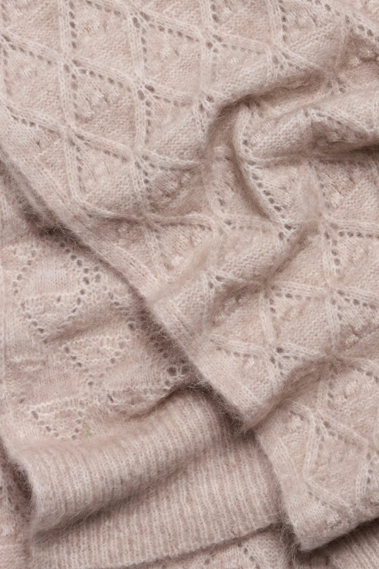 Women's beige patterned knit scarf